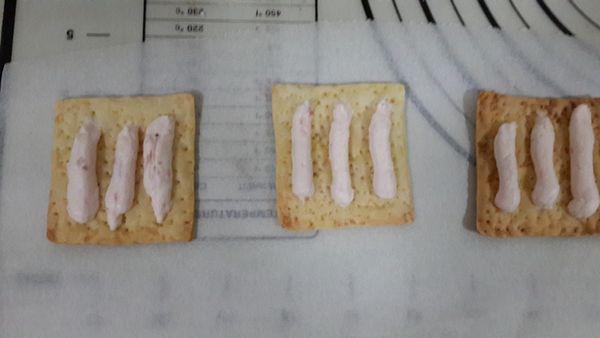 再取一片派皮，在有戳孔的那一面擠上鮮奶油。