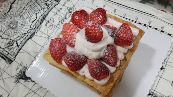 用整片派皮做成的千層派大概是六寸大小。