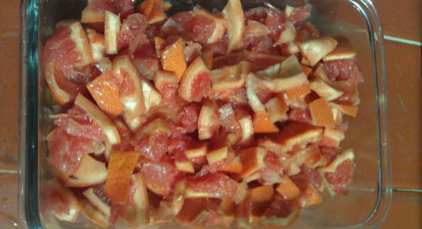 葡萄柚洗淨後,連皮及果肉切成丁備用