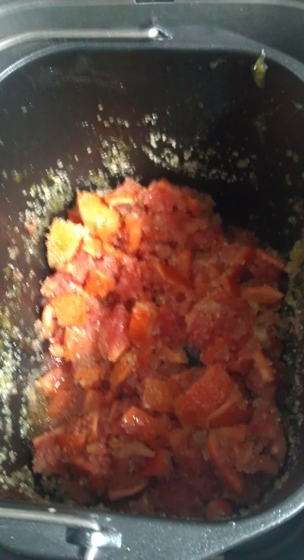 將切丁的葡萄柚加入砂糖,放入麵包機裡
,設定果醬製作