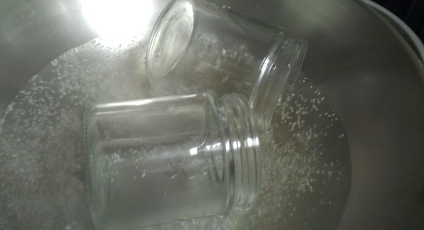 玻璃罐先用滾水消毒放涼備用