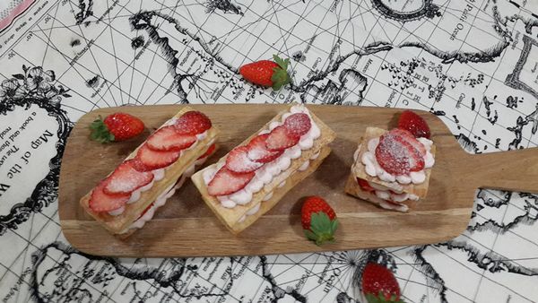 長條形及小方形的千層派是這樣的，剛好適合一個人吃！