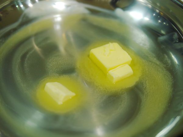 烤箱預熱200度。奶油放鍋中以小火融化。