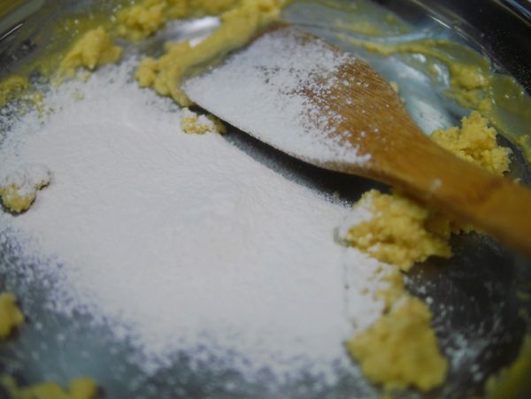 倒入低粉，快速拌勻、熄火。