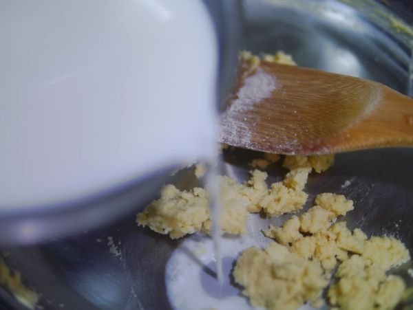 慢慢倒入奶油麵粉中、拌勻(這時熄火才不會把麵粉煮熟成塊狀)。