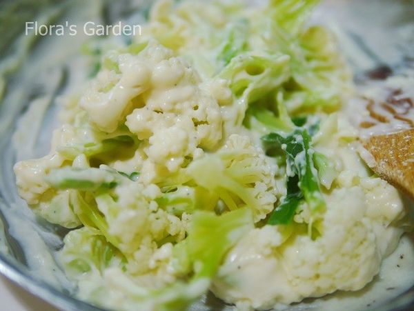 加入花椰菜拌勻後放烤盤中