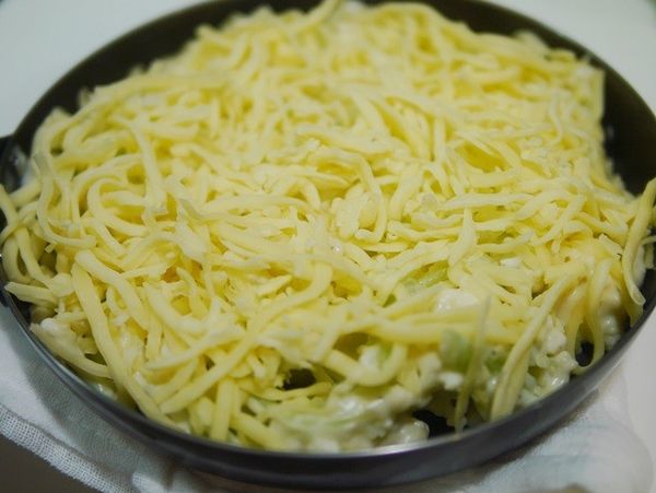 上層灑滿焗烤用乳酪絲，烤20分鐘。