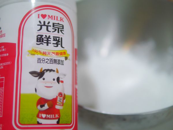 光泉鮮奶、月桂葉放另一鍋加熱至比體溫高一點，將月桂葉撈除。