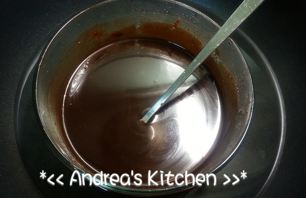 [可可糖霜]
將[可可糖霜]配料以隔水加熱的方式攪拌至融化,熄火放涼後,放入冷藏備用,成品會是濃稠霜狀