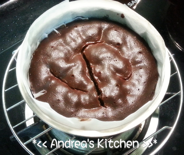 1.電鍋外鍋放置兩杯水,電鍋跳起後,以竹籤插入看看是否熟透,未熟透再追加蒸煮
2.取出放涼備用