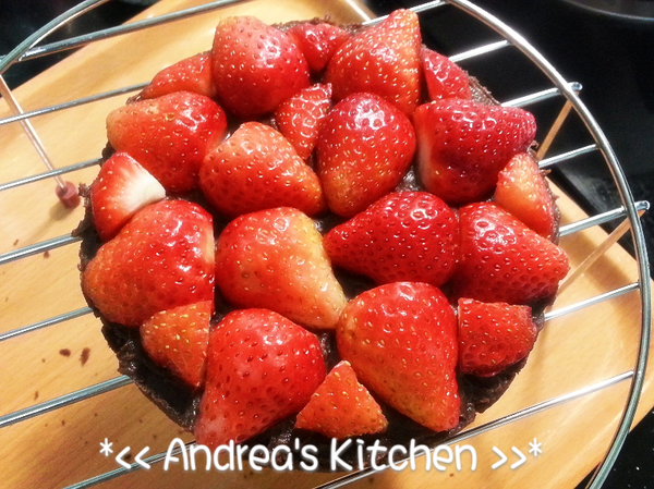 1.等待蛋糕體蒸熟放涼期間,清洗草莓晾乾,去蒂頭,僅放入蛋糕夾心部分的切半
2.切除最上層膨脹的表面,將剩下蛋糕體橫向切半
3.一層塗上[可可糖霜]均勻鋪上草莓
4.再蓋上另一層塗上[可可糖霜]