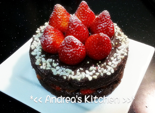 放上草莓,邊緣撒上杏仁粒,撒上糖粉裝飾一下~
邪惡又美味的草莓巧克力蛋糕完成囉~Bon Appétit*~