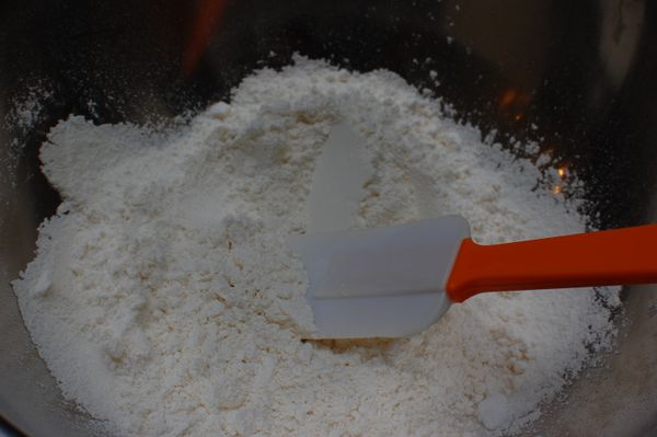 將過篩的麵粉與糖、鹽、香草粉攪拌均勻