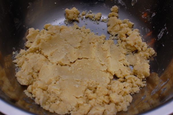 倒入橄欖油與蜂蜜，揉捏成略乾的麵團