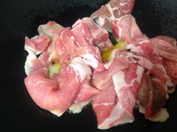 火鍋肉片先炒熟，取出（才不會有肉腥味）
