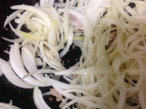 爆香薑末，炒軟洋蔥，下調味品，水淹過洋蔥，煮軟