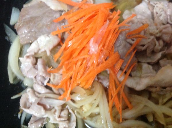 放入肉片、紅蘿蔔絲滾入味