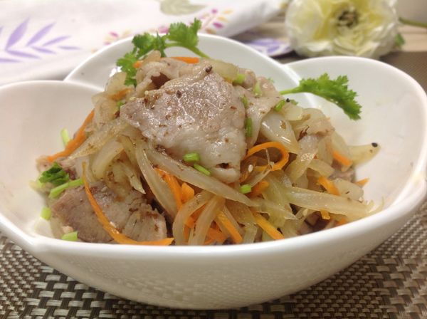 撒上芝麻、香菜