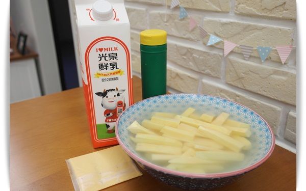 先將所需材料備齊!!起士醬只需營養滿滿的光泉鮮乳.起士粉以及起士片^^