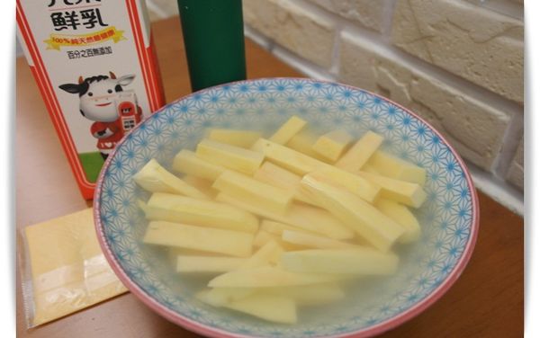 將地瓜清洗乾淨去皮切成條狀~~然後泡在水裡靜置一下^^