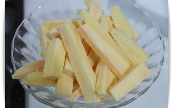 泡過水的地瓜條用廚房紙巾把水分擦乾!!接著倒入少許的油還有起士粉~~抓一下^^