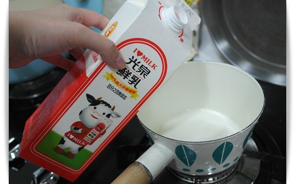 在烤地瓜條的同時~~我們先來煮起士醬吧!!取一小鍋倒入純天然的光泉鮮乳~~