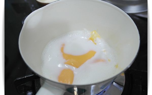 牛奶快沸騰的時候放入起士片以及2大匙的起士粉~~