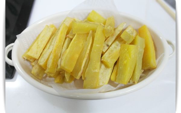 25分鐘後將烤好的地瓜條盛盤~~上頭淋上煮好的起士醬即完成囉!!!