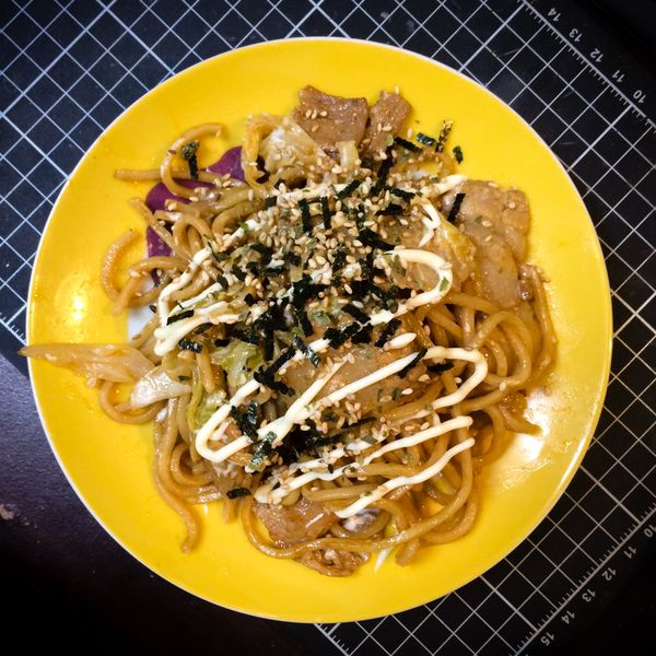 4.將呈盤後炒麵擠上Q比美乃滋及灑上香鬆就完成了~