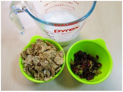 準備所有材料。牛奶加熱，果乾切成小片，我使用有機的唷，吃起來較天然無負擔。