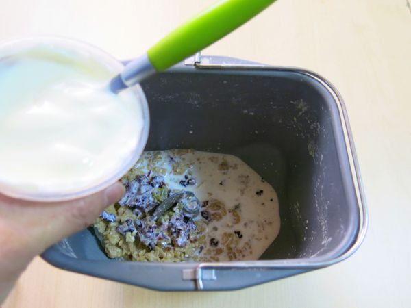 麥片牛奶糊倒入麵包機裡，再放入糖、鹽、麵粉，最後再加入奶油和酵母，啟動攪拌+發酵功能鍵。約50分鐘後麵糰呈現2倍大，用手指搓小洞不回彈，這樣就完成一次發酵。