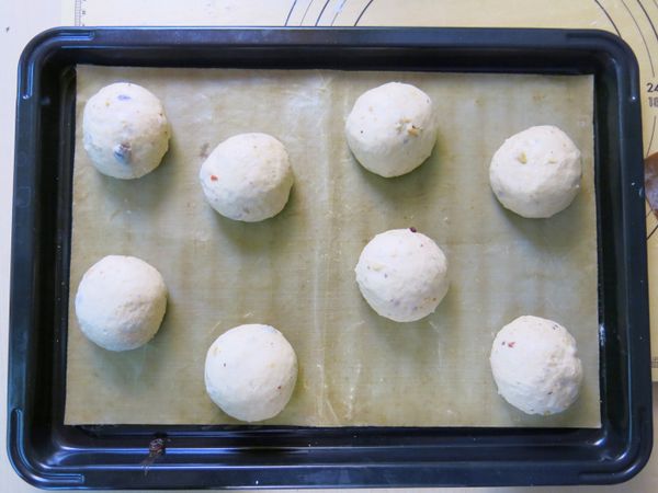 用刮刀平均分成8份，用掌心握住搓成圓球狀。