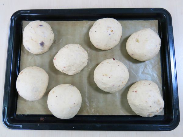 這時麵糰已發酵1.5倍大，放入已先預熱過的烤箱(170℃)裡，用170℃以12-15分鐘烘烤，每台烤箱狀態不一樣，我自己使用水微波烤箱約12分鐘就可以，大家自行調整喔！