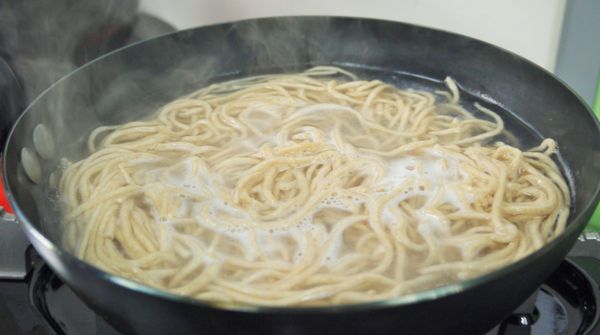 步驟1：
煮一小鍋水，沸騰後放入生麵，水滾後撈起過冷水，再入沸水煮8秒鐘，撈起瀝乾拌入1小匙豬油備用。