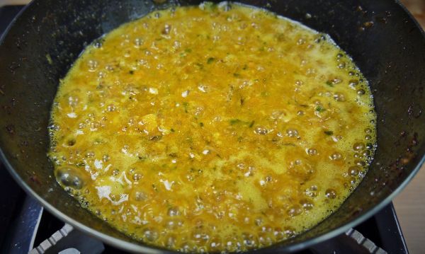 步驟5：
倒入高湯烹煮，煮滾後調入鹽、糖、白胡椒粉，加入太白粉水勾芡並淋上甜醋，最後淋到步驟2的麵餅上即完成。