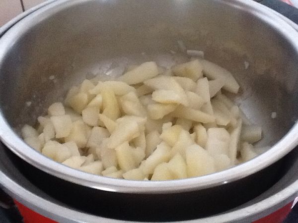 炒菜鍋放適量的水，放腳架，開大火，水滾放入馬鈴薯蒸10分鍾。 （電鍋外鍋1杯水，跳起即可）