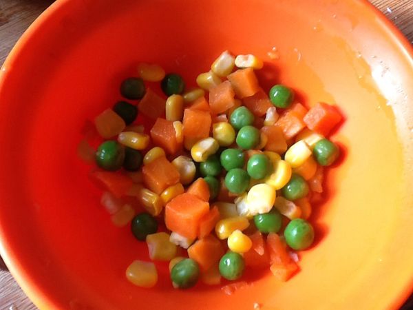 另備一小鍋水，煮沸後放入冷凍綜合蔬菜（紅蘿蔔、玉米、碗豆仁）燙約30秒，撈起濾掉水份，備用。