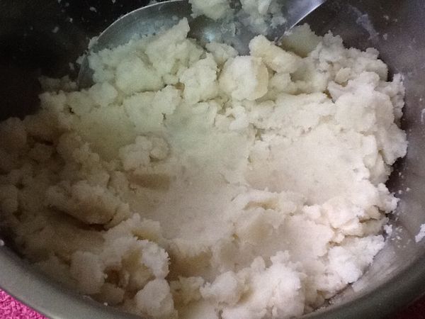 馬鈴薯蒸熟，取出趁熱用大湯匙搗散（還有小顆粒亦可）。