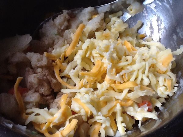 加入綜合蔬菜、鹽、胡椒粉、起司攪拌均勻。