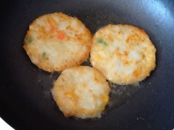 起油鍋，中小火熱油後，放入煎（或炸）至雙面成金黃色
    即可（起鍋前，開大火逼油一下約8-10秒）