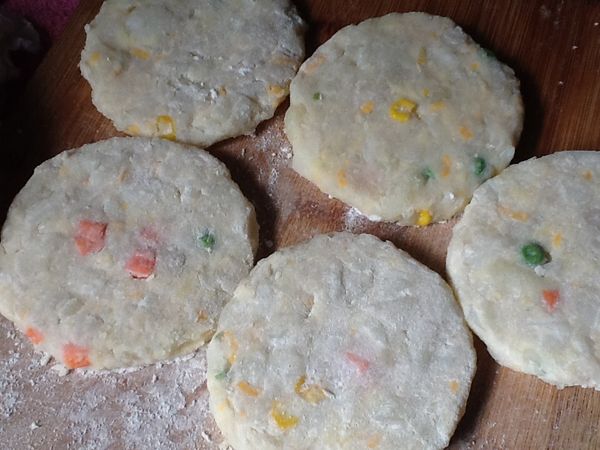 取約手掌心大小的量，整形成扁圓狀，兩面裹上乾麵粉。