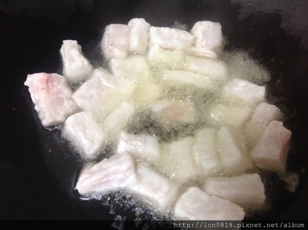 鱈魚去骨切塊米酒略醃，玉米粉抓勻，過油撈起