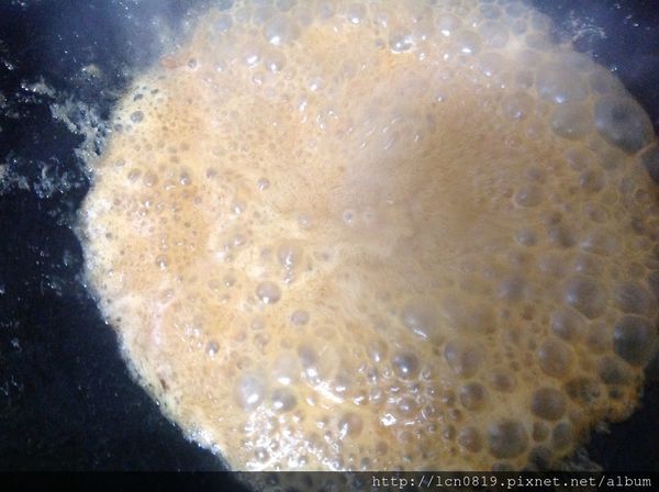 爆香薑末、蒜末、豆腐乳加水煮開，糖調味