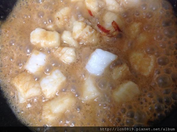 倒入鳕魚塊略煮