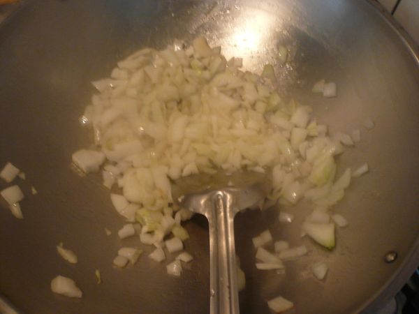 將洋蔥去頭部和外表老皮，用水沖洗之後切成末。熱鍋後入一匙橄欖油，將洋蔥末放進去拌炒。