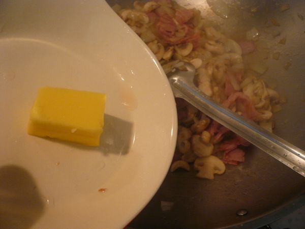 放入動物性奶油一起烹煮。