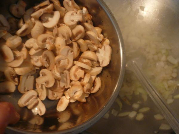 將蘑菇洗淨後切片狀，放入鍋中拌炒。