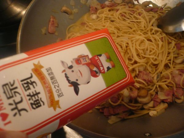 加入一匙鹽巴和500cc的光泉鮮乳一起熬煮到湯汁收乾即可盛盤。(這道乳香義大利麵完全利用光泉鮮奶來提出麵體的味道，可以讓你一口就嘗到義大利麵的Q彈口感和完美的奶香味。)