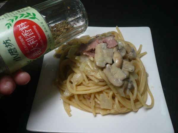 上菜之前灑上少許的義式香草粉提味，讓口感更佳豐富。