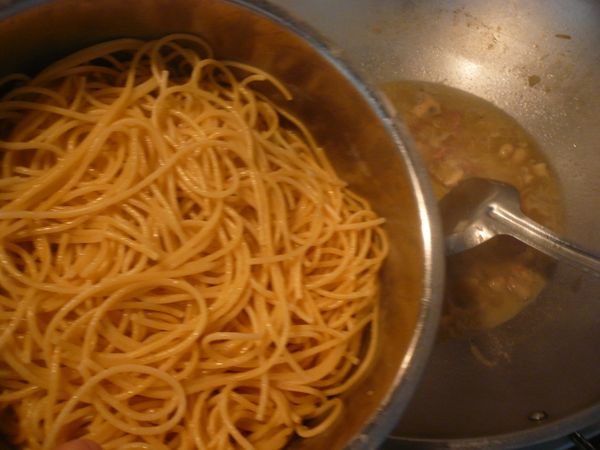 待湯頭熬出味道之後，加入煮好的義大利麵條一起煮。